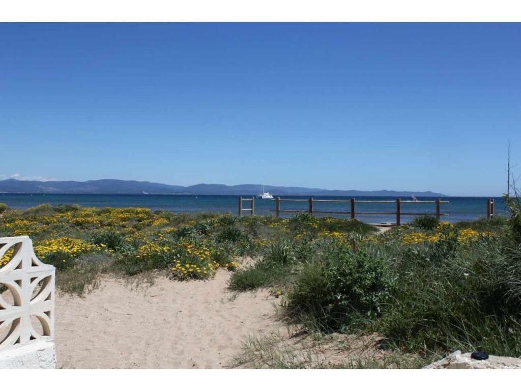 Studio suréquipé les pieds dans l'eau Hyères Extérieur photo