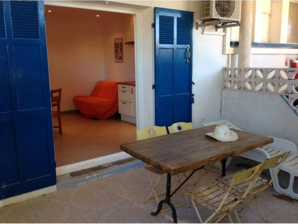 Studio suréquipé les pieds dans l'eau Hyères Extérieur photo