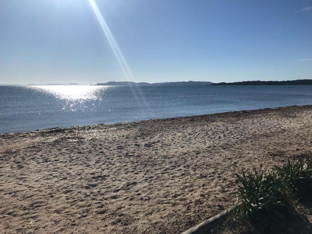 Studio suréquipé les pieds dans l'eau Hyères Extérieur photo